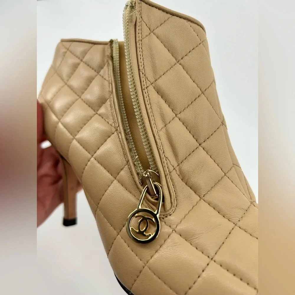 Chanel Beige Quilted Leather w Black Cap Toe Short Bootie  Heels Size 38 07A